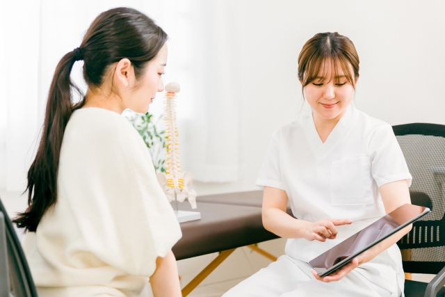 保険制度・保障の仕組みについて聞いている様子